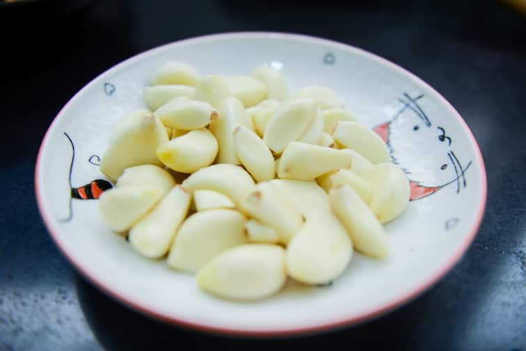 Know why it is important to use garlic in food, if you are unaware of the benefits of garlic, then read this news Garlic benefits Garlic benefits : जानें खाने में लहसुन का इस्तेमाल क्यों है जरूरी, लहसुन के फायदों से अनजान हैं आप तो पढ़िए इस खबर को