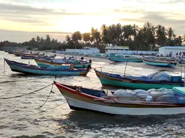 Thanjavur: Mallipattinam fishermen on indefinite strike demanding permission to fish for up to 5 days 5 நாட்கள் வரை கடலில் மீன்பிடிக்க அனுமதி கோரி மல்லிப்பட்டினம் மீனவர்கள் காலவரையற்ற வேலை நிறுத்தம்