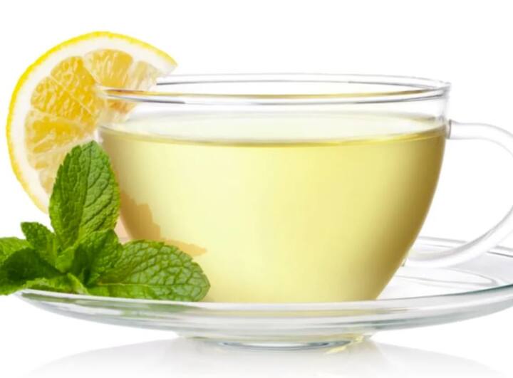 ਨਿੰਬੂ (Lemon)-  ਨਿੰਬੂ ਦਾ ਗਰੀਨ ਟੀ ਦੇ ਕੌੜੇ ਸੁਆਦ ਨੂੰ ਘੱਟ ਕਰਨ ਦਾ ਕੰਮ ਕਰਦਾ ਹੈ। ਇਸ ਦੇ ਨਾਲ ਹੀ, ਨਿੰਬੂ ਦਾ ਰਸ ਹਰੀ ਚਾਹ ਦੇ ਐਂਟੀਆਕਸੀਡੈਂਟਸ ਨੂੰ ਵਧਾਉਂਦਾ ਹੈ ਜੋ ਤੁਹਾਡੇ ਸਰੀਰ ਲਈ ਵਧੇਰੇ ਲਾਭਦਾਇਕ ਹੁੰਦਾ ਹੈ। ਪਰ ਧਿਆਨ ਦਿਓ ਕਿ ਇਸ ਨੂੰ ਗ੍ਰੀਨ-ਟੀ ਕੱਪ ਵਿੱਚ ਫਿਲਟਰ ਕਰਨ ਤੋਂ ਬਾਅਦ ਹੀ ਇਸ ਵਿੱਚ ਨਿੰਬੂ ਨਿਚੋੜੋ।