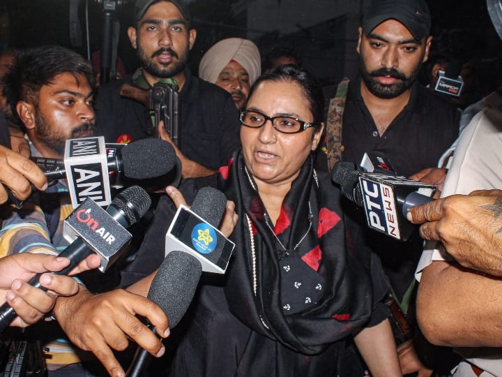 Punjab cabinet minister Razia Sultana resigns Razia Sultana Resigns: नवजोत सिंह सिद्धू की करीबी रजिया सुल्ताना ने पंजाब के मंत्री पद से दिया इस्तीफा