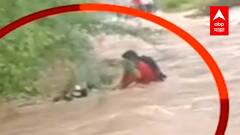 Jalna Rain : ...अन् तो दुचाकीस्वार थोडक्यात बचावला, काळजाचा ठोका चुकवणारा व्हिडीओ कॅमेऱ्यात कैद