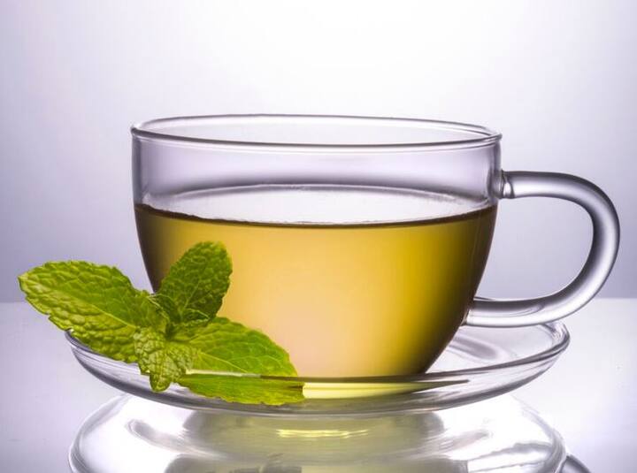 Benefits of Drinking Green Tea: ਗਰੀਨ ਟੀ ਪੀਣ ਦੇ ਬਹੁਤ ਸਾਰੇ ਫਾਇਦੇ ਹਨ, ਪਰ ਕੀ ਤੁਸੀਂ ਜਾਣਦੇ ਹੋ ਕਿ ਗ੍ਰੀਨ ਟੀ ਦੀ ਖੂਬਸੂਰਤੀ ਵਧਾਉਣ ਲਈ ਤੁਸੀਂ ਇਸ ਵਿੱਚ ਹੋਰ ਚੀਜ਼ਾਂ ਵੀ ਸ਼ਾਮਲ ਕਰ ਸਕਦੇ ਹੋ। ਅਸੀਂ ਤੁਹਾਨੂੰ ਕੁਝ ਅਜਿਹੀਆਂ ਹੀ ਚੀਜ਼ਾਂ ਦੱਸਾਂਗੇ ਜਿਨ੍ਹਾਂ ਨੂੰ ਤੁਸੀਂ ਗ੍ਰੀਨ ਟੀ ਵਿੱਚ ਮਿਲਾ ਕੇ ਪੀ ਸਕਦੇ ਹੋ। ਅਜਿਹਾ ਕਰਨ ਨਾਲ, ਗ੍ਰੀਨ ਟੀ ਦੇ ਲਾਭ ਵਧਦੇ ਹਨ। ਫਿਰ ਆਓ ਜਾਣਦੇ ਹਾਂ।