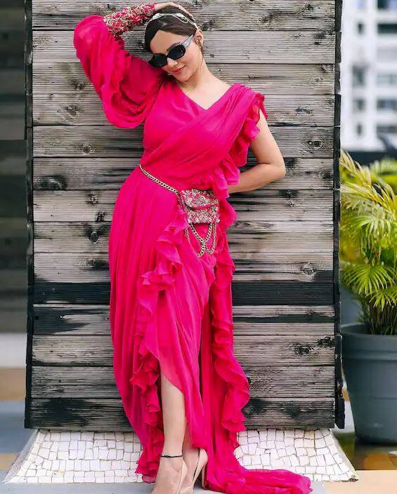 ਤੁਸੀਂ ਦੇਖ ਸਕਦੇ ਹੋ ਕਿ ਰੂਬੀਨਾ ਨੇ ਗੁਲਾਬੀ ਰੰਗ ਦੀ ਰਫਲਡ ਸਾੜੀ ਨੂੰ ਕਿੰਨੀ ਖੂਬਸੂਰਤੀ ਨਾਲ ਕੈਰੀ ਕੀਤਾ ਹੈ।ਸੁਥਰੇ ਵਾਲਾਂ ਅਤੇ ਨਰਮ ਗੁਲਾਬੀ ਬੁੱਲ੍ਹਾਂ ਨੇ ਅਦਾਕਾਰਾ ਦੀ ਦਿੱਖ ਨੂੰ ਪੂਰਾ ਕੀਤਾ।