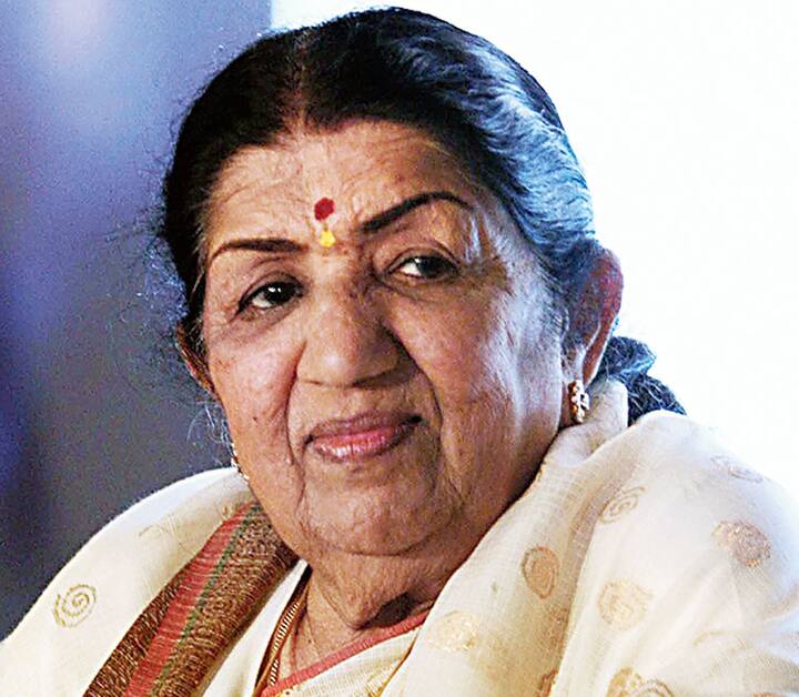 2001માં તેમને દેશનું સર્વોચ્ચ સન્માન ભારત રત્નથી સન્માનિત કરવામાં આવ્યાં હતા. લત્તા મંગેશકર એક એવી જીવિત હસ્તી છે. જેના નામ પર પુરસ્કાર આપવામાં આવે છે. પીએમ મોદીએ લત્તા મંગેશકરને જન્મ દિવસની શુભકામના પાઠવી છે.