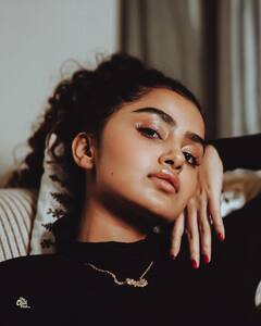 Anupama Parameshwaran Photos: ఆలోచనల్లో పడిపోయిన అనుపమ..