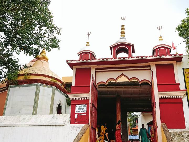 দশমীতে ঘট বিসর্জন করে মাকে বিসর্জিত করা হয়। এই পুজোকে ঘিরে ভক্তদের সমাগম থাকে চোখে পড়ার মতো।