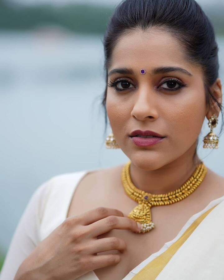 (Courtesy : Instagram) పద్దతిగా కనిపిస్తూనే అందాల విందు చేస్తోంది.