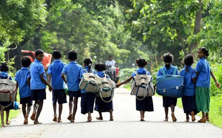 Telangana Govt announces Holiday to all Schools, Collages, Govt Offices due Gulab Cyclone Gulab Cyclone Effect: తెలంగాణలో పాఠశాలలు, ప్రభుత్వ కార్యాలయాలకు నేడు సెలవు
