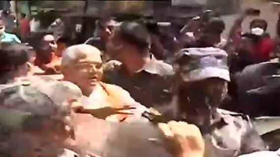 Bhowanipore: প্রচারের শেষবেলায় ভবানীপুরে ধুন্ধুমার, দিলীপ ঘোষকে ঘিরে তৃণমূল কর্মীদের বিক্ষোভ । Bangla News