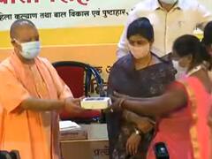 Anganwadi Workers: चुनाव से पहले आंगनबाड़ी कार्यकर्ताओं को सीएम योगी की सौगात, दिया स्मार्टफोन का तोहफा