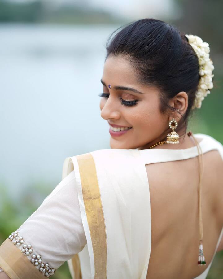 (Courtesy : Instagram) సోషల్ మీడియాలో రష్మీ చాలా యాక్టివ్ గా ఉంటుంది.