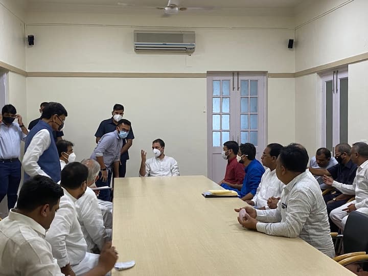 जिग्नेश ने कहा कि देश के युवाओं और संविधान में विश्वास करने वालों को मिलकर लड़ाई लड़नी है क्योंकि देश अब तक के सबसे अप्रत्याशित संकट का सामना कर रहा है.