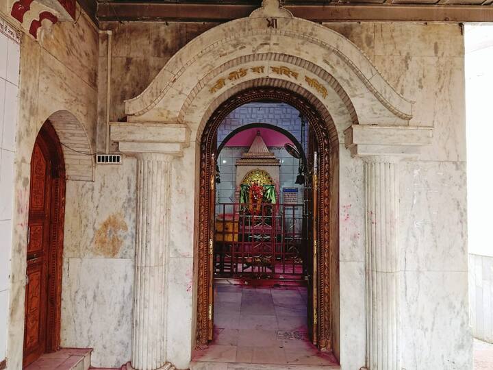 এখানে মনপাত দেবী মহিষাসুরমর্দিনী দুর্গা সিংহবাহিনী অষ্টধাতুর মূর্তি। প্রাচীন কাল থেকেই এখানে কোষ্ঠিপাথরেই পূজিত হতেন মা। পরে খাকিবাবা এখানে মূর্তি স্থাপন করে পুজো শুরু করেন।