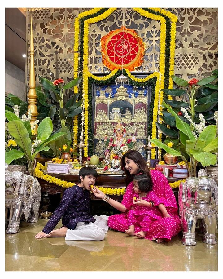 शिल्पा शेट्टी हर साल गणेश महोत्सव में गणपति बप्पा को अपने घर स्थापित करती हैं और बड़ी धूमधाम के साथ उनकी पूजा और अराधना करती हैं. इस बार राज कुन्द्रा जेल में थे, लेकिन फिर भी शिल्पा ने इस महोत्सव को बड़ी धूमधाम से मनाया. शिल्पा इस दौरान भी बेटी से मैंचिंग आउटफिट में नजर आईं थी.