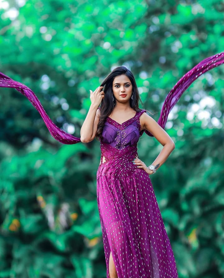 (Image Credit: Instagram)ముఖ్యంగా కో కంటెస్టెంట్ సోహెల్ ఆమె పెట్టుకున్న గిల్లికజ్జాలు కూడా వారి జోడీకి మంచి ఫ్యాన్ ఫాలోయింగ్ ను తెచ్చిపెట్టాయి,