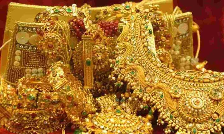Gold Silver Price Today 11 October 2021 know rates in your city Telangana Hyderabad Andhra Pradesh Amaravati Gold Silver Price Today 11 October 2021 : బంగారం ధరల్లో స్వల్ప మార్పులు..స్థిరంగా కొనసాగుతున్న వెండి ధర..మీ నగరంలో బంగారం వెండి ధరలివే