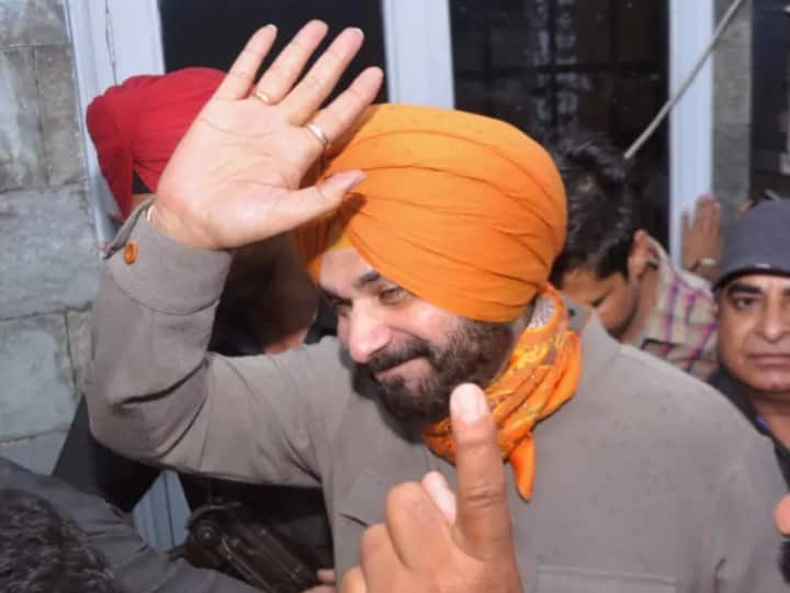 BJP, AAP reaction on Punjab Congress Chief Navjot Singh Sidhu Resignation Navjot Singh Sidhu Resigns: नवजोत सिंह सिद्धू को AAP ने बताया दलित विरोधी, बीजेपी का तंज- ...’गुरू’ चला गया