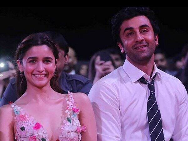 आलिया,रणबीर के कंधे पर सर रखे हुए हैं. दोनों की ये रोमांटिक फोटो देखते ही देखते इंटरनेट पर वायरल हो गई है.