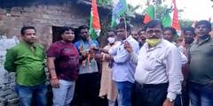 Bankura TMC: ‘দুয়ারে যোগদান’ তৃণমূলের, বাড়ি বাড়ি পৌঁছে গিয়ে দলীয় পতাকা তুলে দিচ্ছেন নেতারা