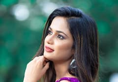 BiggBoss Ariyana Glory Latest Photos: ఊదా రంగు డ్రెస్ లో వయ్యారాలు పోతున్న బిగ్ బాస్ బ్యూటీ అరియానా
