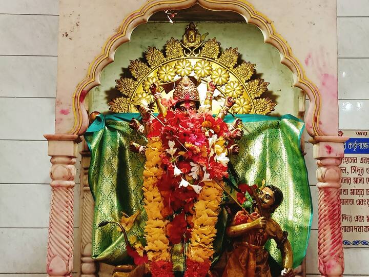 মহাষষ্ঠীতে দেবী মাকে নতুন বেনারসি শাড়ি এবং সোনার অলঙ্কার, ফুল-মালা দিয়ে সাজানো হয়।