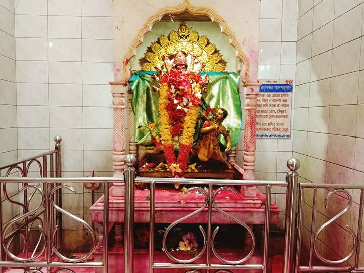 মহাষষ্ঠীতে ফল ও পায়েশ ভোগ মাকে নিবেদন করা হয়। এরপর সপ্তমীতে সুজি, চিঁড়ে, দই মহাভোগ দেওয়া হয়।