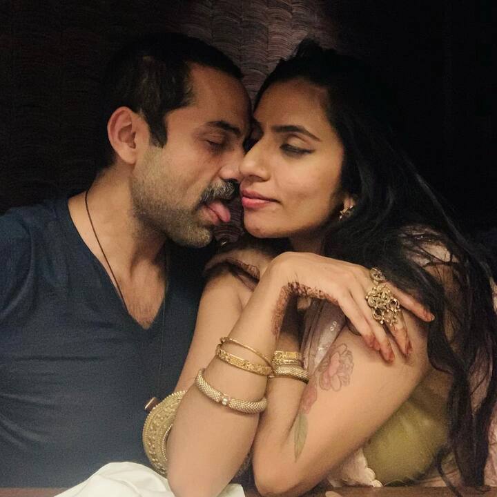 आपको बता दें, शीलो शिव सुलेमान 32 साल की हैं. शीलो शिव सुलेमान एक्टिंग की दुनिया से काफी दूर हैं और एक कन्टेम्पररी आर्टिस्ट हैं. उन्हें इलस्ट्रेशन और इन्स्टॉलेशन आर्ट के लिए पहचाना जाता है. शीलो शिव सुलेमान का जन्म कर्नाटक के बेंगलूरू में हुआ है.