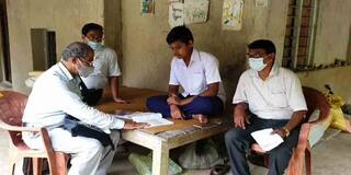 অ্যান্ড্রয়েড ফোন না থাকায় ব্যাঘাত অনলাইন পড়াশোনায়, স্কুলের উদ্যোগে পড়ুয়াদের দুয়ারে শিক্ষকরা