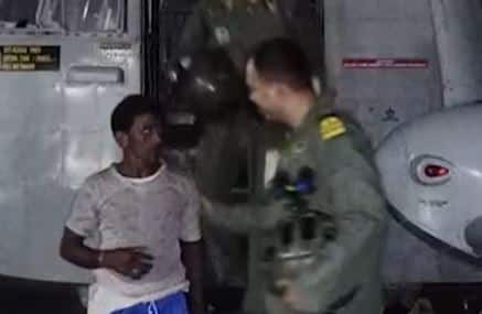 వరదల్లో చిక్కుకున్న బాధితుడిని కాపాడిన నావికాదళం