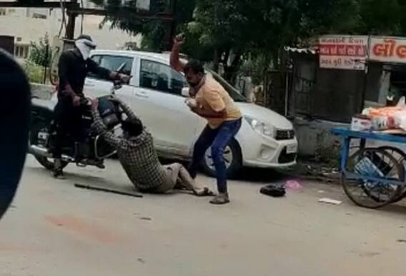 Morbi: યુવકના હાથમાંથી રૂપિયા આંચકીને ભાગતા લૂંટારાને યુવકે પછાડ્યો, લોકોએ પણ પથ્થર ફેંક્યો, જુઓ વીડિયો