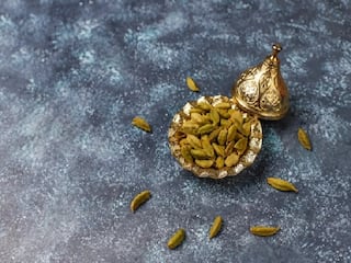 Cardamom : ஏலக்காய் வாசனைக்கு மட்டும் இல்லை மக்களே.. இப்படியெல்லாம் நீங்க பயன்படுத்தலாம்..