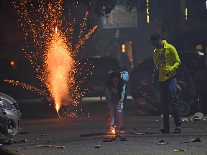 Delhi Firecracker Ban: DPCC Imposes Complete Ban On Bursting Sale Of Firecrackers Till Jan 1 Delhi Pollution Committee Imposes Complete Ban On Bursting, Sale Of Firecrackers Till Jan 1