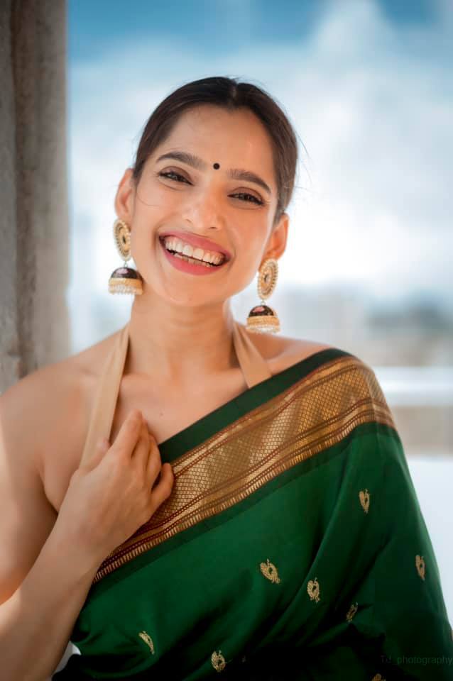 Priya Bapat : मराठीतील सर्वांची लाडकी अभिनेत्री प्रिया बापट मराठीसोबत हिंदीतही आपला दबदबा कायम ठेवला आहे.  नुकत्याच तिच्या दोन वेब सीरिज ओटीटी प्लॅटफॉर्मवर प्रदर्शित झाल्या होत्या. मराठीतील 'आणि काय हवं'... या वेबसीरिजच्या तिसऱ्या सीझनमधून तर 'सिटी ऑफ ड्रीम सीझनच्या' दुसऱ्या सीझनमधून ती प्रेक्षकांच्या भेटीला आली होती.