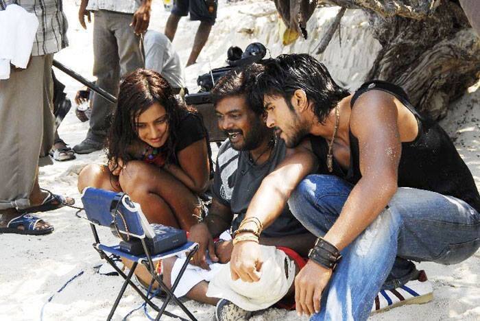 (Image Credit: Puri Jagannath and RC Fans/Twitter) 2007, సెప్టెంబర్ 28న చిరుత విడుదలై హిట్ టాక్ సంపాదించుకుంది. మెగాస్టర్ చిరంజీవి వారసుడిగా టాలీవుడ్ లో అడుగుపెట్టిన చెర్రీ తొలి సినిమాలోనే అద్భుతమైన నటనతో ఆకట్టుకున్నారు.