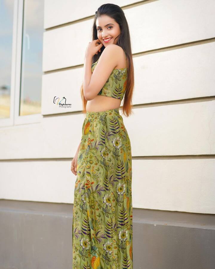 (Photo source: Instagram) స్టైలిష్ కనిపించే ఈ అమ్మడు అవకాశాల కోసం ఎదురుచూస్తోంది.