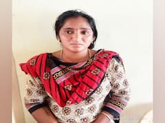 பரமக்குடி அருகே ஓடும் பஸ்சில் நைசாக நகை திருடிய 2 பெண்கள் கைது - 6 சவரன் நகை பறிமுதல்