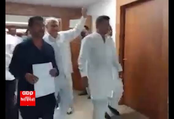 'શરમ કરો ભાઈ શરમ કરો, ભાજપ સરકાર શરમ કરો', વિધાનસભાની લોબીમાં કોંગ્રેસી ધારાસભ્યોએ કર્યો સૂત્રોચ્ચાર, જુઓ વીડિયો