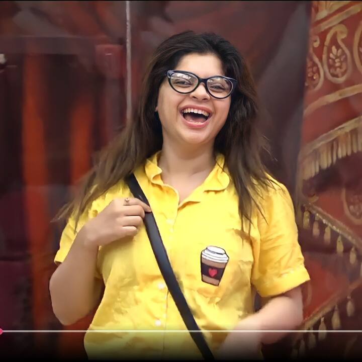 स्नेहा वाघ आणि आविष्कार दारव्हेकर यांचा बिगबॉसच्या घरात येण्याआधी घटस्फोट झालेला आहे. पण आता बिग बॉसच्या घरात दोघांनाही एका छताखाली राहावे लागणार आहे. बिग बॉसच्या घरात स्नेहा आल्यानंतर ती प्रचंड खूष दिसून आली होती. पण आविष्कारला पाहताच तिच्या चेहऱ्यावरचा रंग उडालेला दिसून आला.