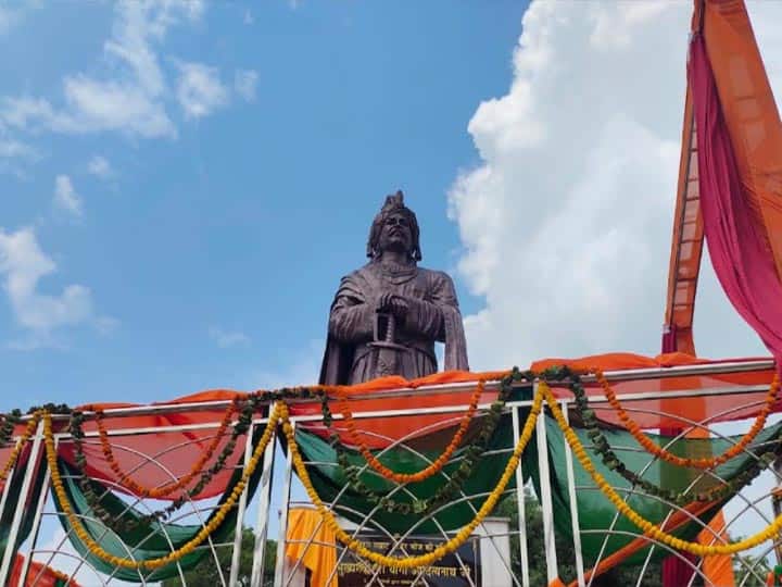 Flagstone blackened of Samrat Mihir Bhoj statue in Greater Noida ann Greater Noida: सम्राट मिहिर भोज की प्रतिमा के सिलापट्ट पर कालिख पोती, कॉलेज परिसर में तनाव का माहौल