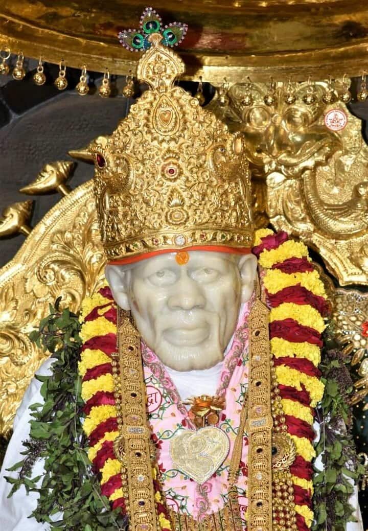 এমনও শোনা যায় যে, এই ভক্তের আবেদনে লন্ঠনে তেল না থাকা সত্ত্বেও জল ভরেই তা জ্বেলে দিয়েছিলেন সাঁই বাবা।