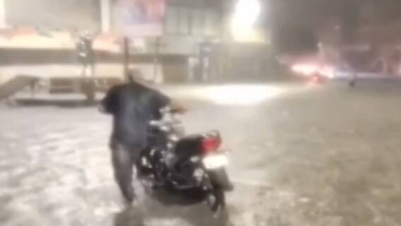 વડોદરાઃ અડધો કલાકમાં ખાબક્યો બે ઈંચ વરસાદ, રસ્તાઓ પર ભરાયા ગોઠણડુબ પાણી