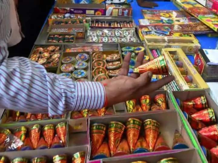 Between 28 September and 4 November 210 cases were registered for bursting of firecrackers in Delhi 143 people arrested Delhi News: 28 सितंबर से 4 नवंबर के बीच दिल्ली पुलिस ने जब्त किए 19 हजार किलो से अधिक पटाखे