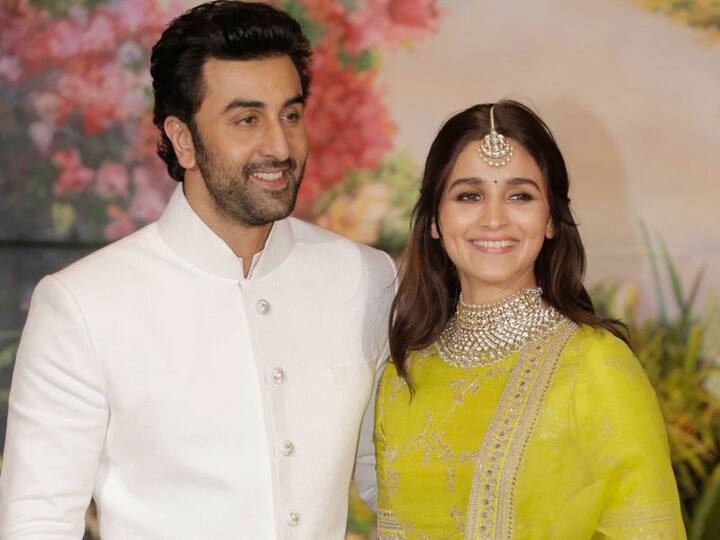 आलिया भट्ट (Alia Bhatt) ने कुछ समय पहले ही अपने ऑफिशियल इंस्टाग्राम अकाउंट पर ये तस्वीर शेयर की है, जिसमें आलिया भट्ट और रणबीर कपूर बीच पर बैठे सनसेट के नज़ारे का मज़ा ले रहे हैं.