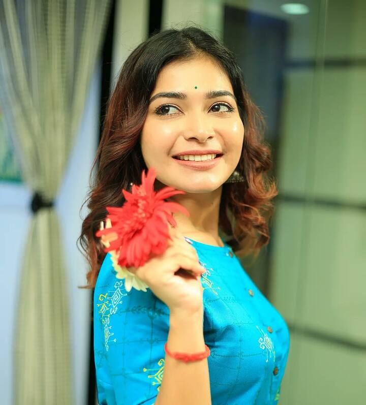 பூக்களே சற்று ஓய்வெடுங்கள் அவள் வந்துவிட்டாள்