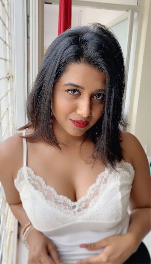 இதயமே ஓ இவளிடம் ஹோ உருகுதே