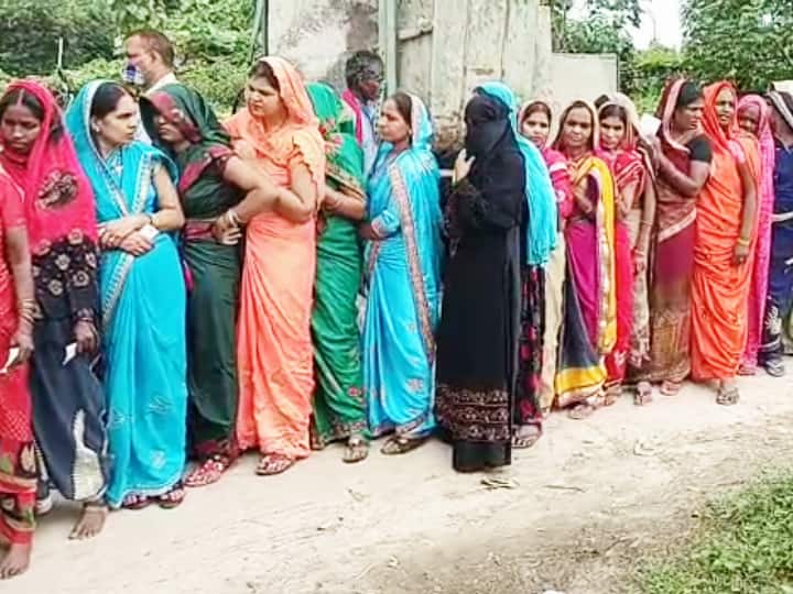 कैमूर में वोटिंग के लिए महिला मतदाताओं को मिल रहा स्पेशल ट्रीटमेंट, पुरुषों को आपत्ति भी नहीं