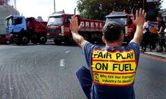 Britain Fuel Crisis: பிரிட்டனில் லாரி ஓட்டுநர்களுக்கு கடும் எரிபொருள் பற்றாக்குறை- ராணுவ உதவியை நாடும் அரசு