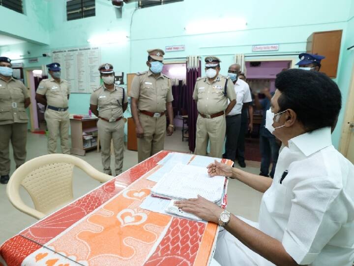 The Chief Minister conducted a surprise inspection at the Adiyaman Fort police station in Dharmapuri district தர்மபுரி: அதியமான் கோட்டை காவல் நிலையத்தில் திடீர் ஆய்வு மேற்கொண்ட முதல்வர்...!