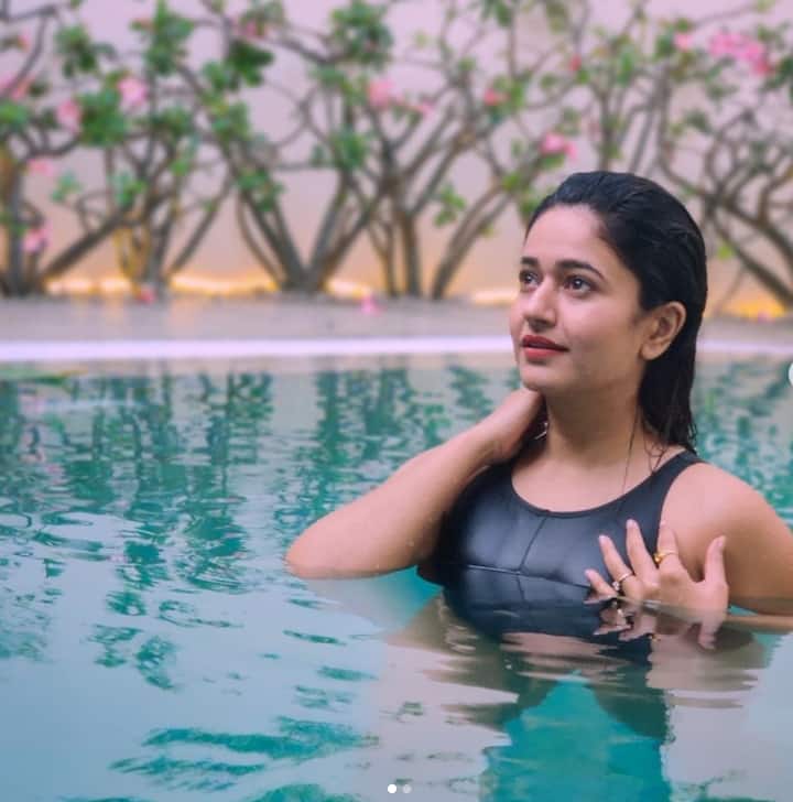 கன்னத்தை தொட்டால் சந்தனம் கொட்டும் வெட்கத்தை தொட்டால் குங்குமம் கொட்டும்