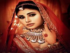 माथा पट्टी, रजवाड़ी हार, सुर्ख लहंगा.....Mouni Roy बनीं बेहद खूबसूरत दुल्हन, देखकर ना लग जाए नजर